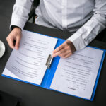 Папка с зажимом DELI, A4, 15 мм, 700 мкм, внутренний и торцевой карман, синяя — изображение 7